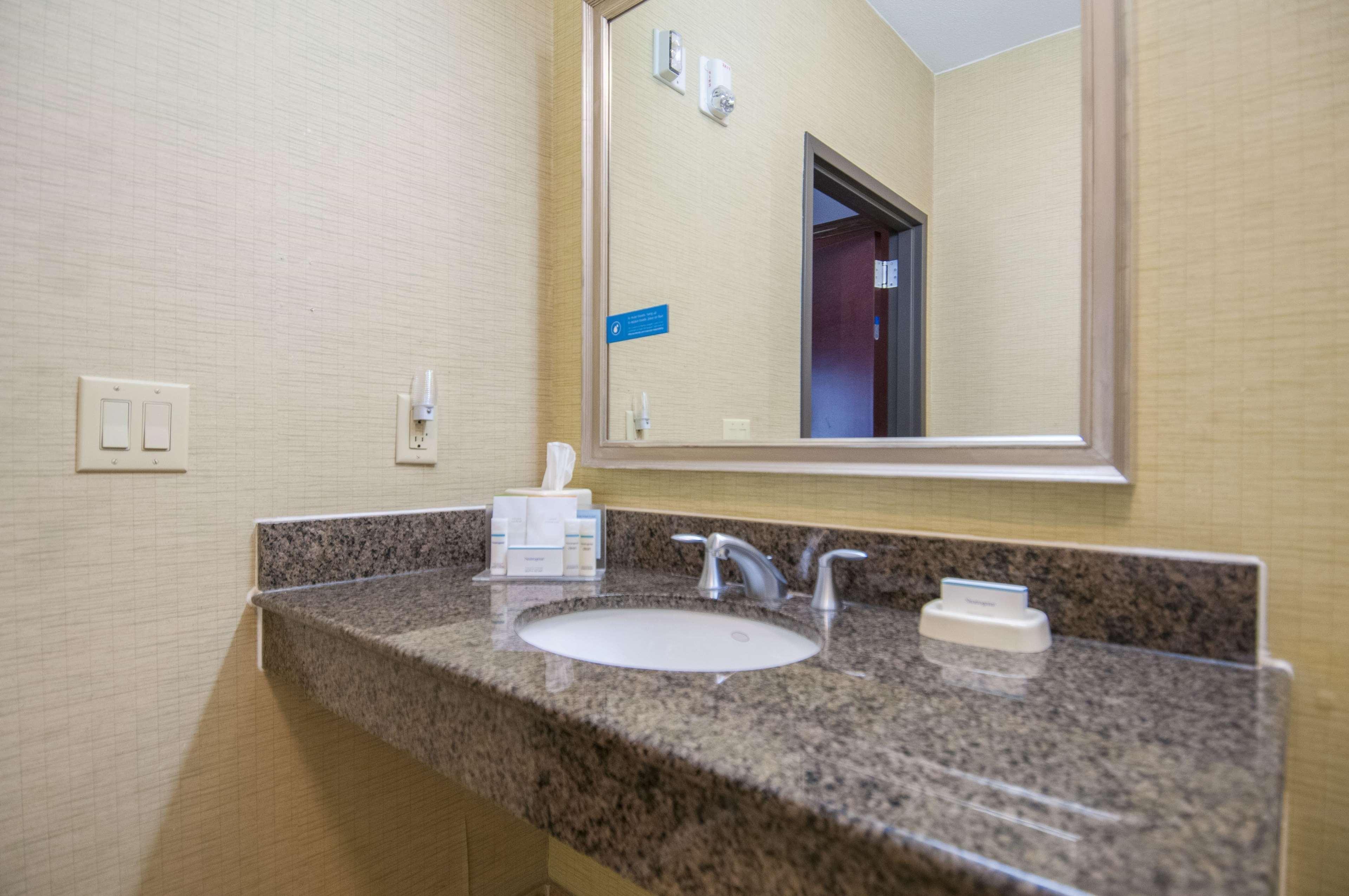 Hampton Inn And Suites Waxahachie Exterior photo